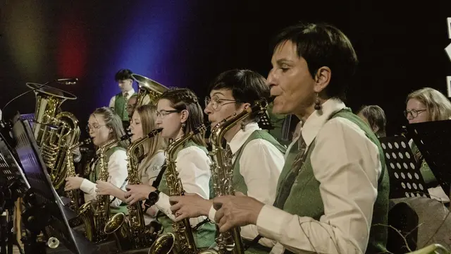 Eine Nahaufnahme auf der Bühne zeigt fünf Mädchen und Frauen, die auf dem Saxophon spielen.