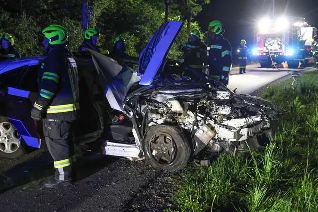 Ein Auto kam in Steinerkirchen an der Traun von der Fahrbahn ab und prallte gegen mehrere Bäume. | Foto: laumat.at