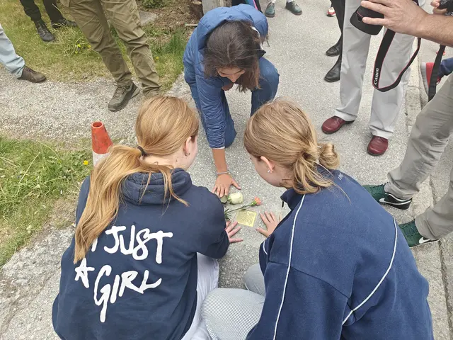 Die Schülerinnen des Gymnasiums Saalfelden bei der Stolpersteinverlegung in Saalfelden. | Foto: Orte des Gedenkens