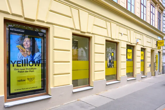 An den straßenseitigen Fenstern wurde ein Post-Werbefenster angebracht. | Foto: Österreichische Post AG