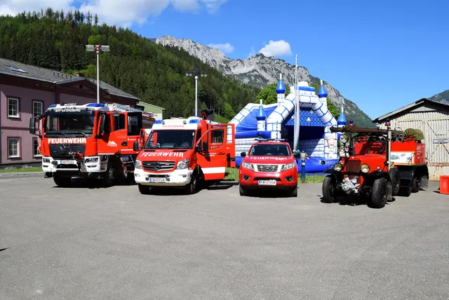 Am Samstag fand die feierliche Segnung des neuen Mannschaftstransportfahrzeuges der Betriebsfeuerwehr der VA Erzberg in Eisenerz statt.