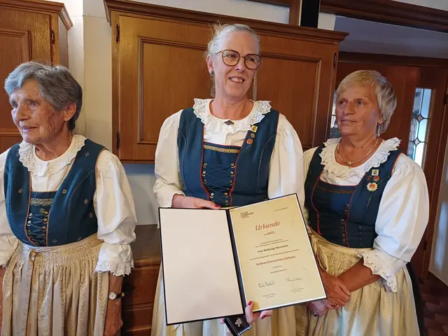Walburga Neurauter (mitte) Goldenes Ehrenzeichen mit Kranz für 40 Jahre Mitgliedschaft. | Foto: Monika Hammerl