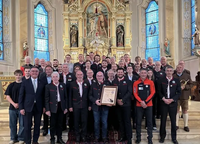 Pfarrer Tobias Höck wurde von der Bergrettung Kaltenbach als Ehrenmitglied aufgenommen.  | Foto: Bergrettung Kaltenbach