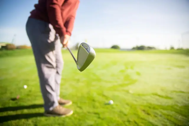 Vorrangig geht es beim Golf darum, den Ball vom Abschlag-Punkt mit möglichst wenig Schlägen in das Loch zu spielen. | Foto: pexels / Kampus Production