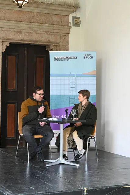 Die Autorin Thea Mengeler im Gespräch mit Boris Schön über den Roman. | Foto: Königer