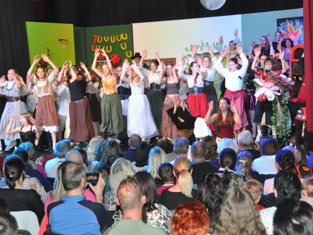 Das gesamte Ensemble freute sich über den großen Schlussapplaus beim imposanten Musiktheater „„RISK IT! – Spiel um alles!“ 