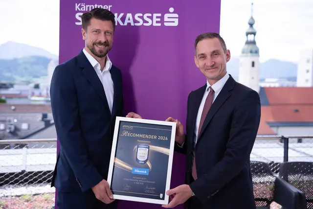 Die Bereichsleiter Kevin Müller, MBA und Dr. Alexander Botscharow nahmen für die „exzellenten“ Mitarbeiter der Kärntner Sparkasse die Recommender-Auszeichnung entgegen. | Foto: Kärntner Sparkasse AG