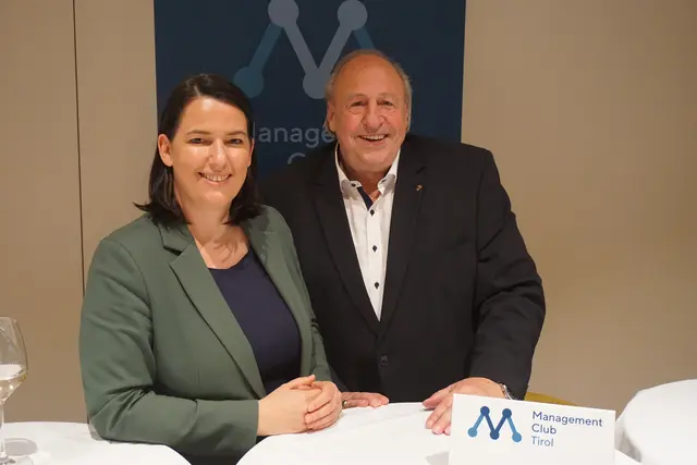 JCI-Senator Helmut Lutz begrüßte Barbara Thaler beim Treffen des Management Club Innsbruck in Innsbruck. Im Rahmen der Veranstaltung sprach Thaler über aktuelle wirtschaftspolitische Herausforderungen und Reformen innerhalb der Wirtschaftskammer. | Foto: MeinBezirk/sprenger