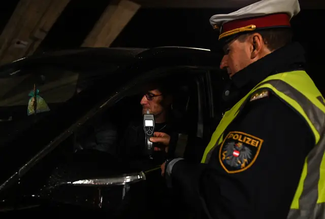 Die Polizei führt zielgerichtet Kontrollen durch, insbesondere auch mit Alkotests. | Foto: Zeitungsfoto.at / Symbolbild