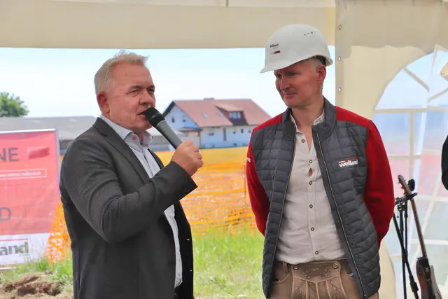 Die Firmenzentrale von Elektro Weiland entsteht in Kalsdorf knapp an der Grundstücksgrenze von Feldkirchen. "Dass wir in Kalsdorf uns einen Wohlstand leisten können, verdanken wir den rund 500 Wirtschaftsbetrieben in der Gemeinde", sagte Bgm. Manfred Komericky und hieß Christian Knittl und seine Mitarbeiter in Kalsdorf willkommen.  | Foto: Edith Ertl