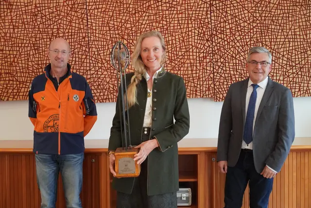 Obfrau Irmgard Wimmer und Johann Georg Gschwendtner von der Bergrettung (li.) erhielten das Salzherz (Trophäe) von Landesrat Josef Schwaiger (re.) überreicht. | Foto: Julia Hettegger 