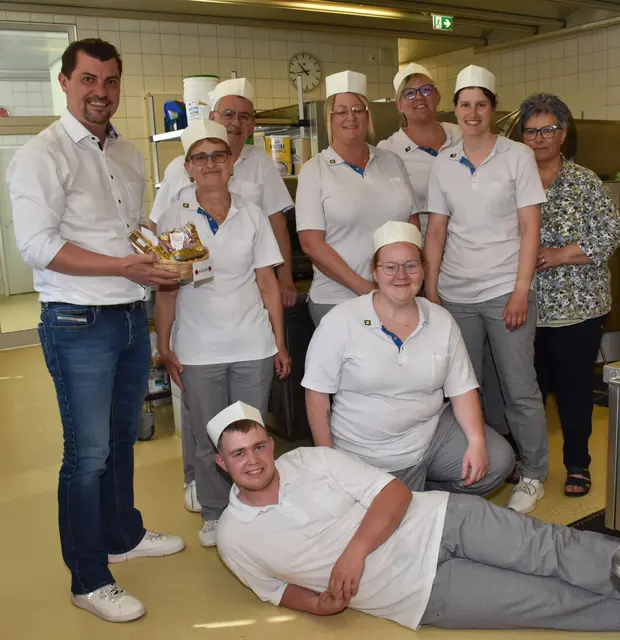 Auch das Küchenteam bedankte sich: Mitte: Marc Pruckner (liegend) mit Rainer Hirschmann, Theres Josef, Christa Ritter, Verena Amon-Weber, Johanna Essbüchl, Michaela Ziegler, Franz Schwanda und Verena Bauer