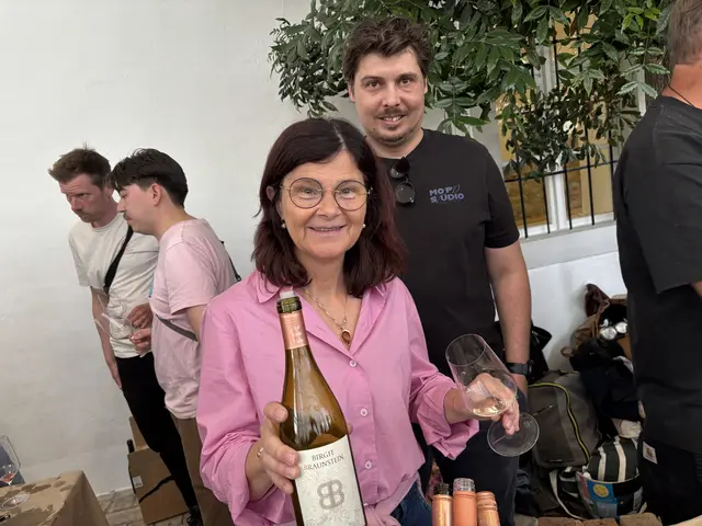 Winzerin Brigit Braunstein aus Purbach mit Mitarbeiter Matthias.  | Foto: Stefan Schneider/MeinBezirk