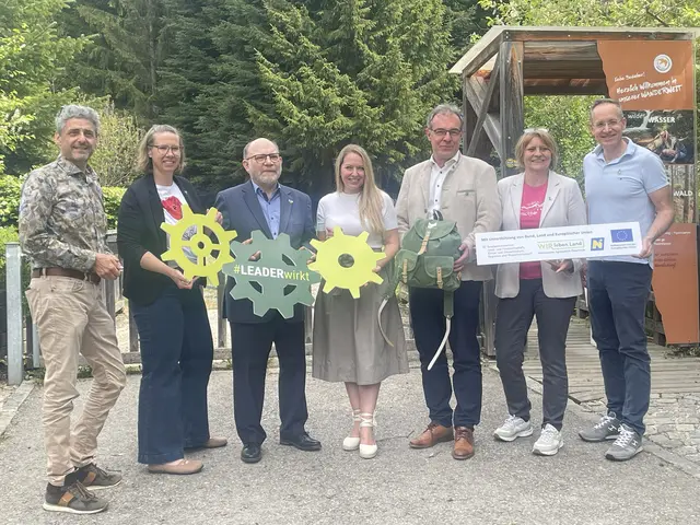 Ewald Haider – Obmann Tourismusverband Ysper- Weitental,  Christina Martin - Obfrau Lebensweg, Dieter Holzer - Obmann LEADER-Region Südliches Waldviertel-Nibelungengau, Silke Dammerer – VP-Abgeordnete zum Niederösterreichischen Landtag,   Tom Bauer - Geschäftsführer Waldvierteltourismus, Veronika Schroll - Bürgermeisterin Yspertal, Thomas Heindl - Geschäftsführer LEADER-Region Südliches Waldviertel-Nibelungengau (v.l.). | Foto: LEADER-Region