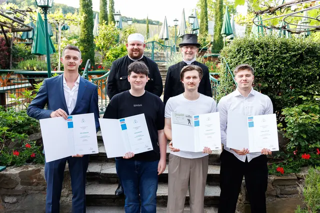 Innungsmeister Michael Gerhard Cesnek bei der Übergabe der Gesellenurkunden v.l.n.r: Innungsmeister Michael Cesnek, Bundesinnungsmeister Plesar Christian. Vordere Reihe v.l.n.r: Eric Fanselow, Lukas Röhrer, Florian Essl, Tobias Höfler. | Foto: Florian Wieser