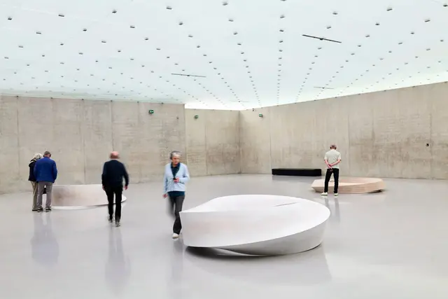 Zum Abschluss der Ausstellung „Koo Jeong a - land of ousss (Gravitta)“ im KUB spricht Frank Boehm, Kurator und Gründungsdirektor des Museo Mitoraj, am Samstag, den 24. Mai, um 11 Uhr über die Ausnahmekünstlerin.  | Foto: Miro Kuzmanovic