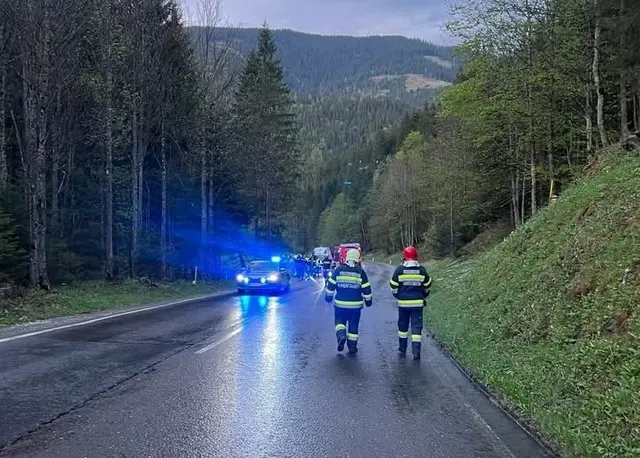 Die Einsatzkräfte bei der Arbeit.