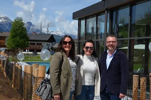 W3 - Gemeinsam für die Region: TVB-GF Josef Holzmann (Werfenweng), GF Siegrid Döllerer (Pfarrwerfen) und GF Alexandra Hager (Werfen) zeigen ihre erfolgreiche Zusammenarbeit im Tourismus. | Foto: Maria Astner
