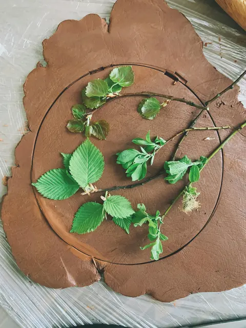 Mit Plastilin, Papier und verschiedenen Drucktechniken werden Oberflächen und Texturen aus der Umgebung eingefangen und anschließend in individuelle Postkarten und kleine Kunstwerke verwandelt. | Foto: Ekaterina/Pexels