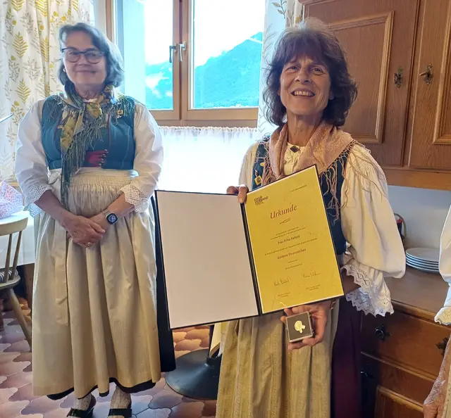 Erika Reheis - Goldenes Ehrenzeichen für 30 Jahre Mitgliedschaft (links im Bild) | Foto: Monika Hammerl