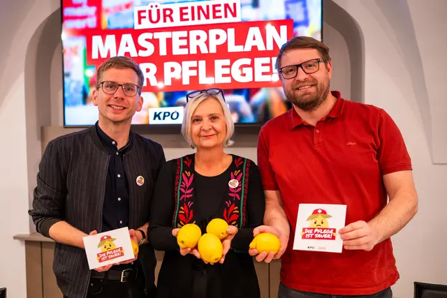 KPÖ-Klubobfrau Claudia Klimt-Weithaler, der Grazer Gesundheits- und Pflegestadtrat Robert Krotzer sowie der Diplomkrankenpfleger und Betriebsratsvorsitzende Wolfgang Schwab präsentierten ein zwölf Punkte umfassendes Maßnahmenpaket für die Pflege.  | Foto: KPÖ