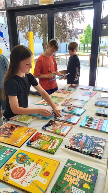 Im Deutschunterricht besuchten die Klassen gemeinsam mit ihren Lehrer:innen die Ausstellung und stöberten neugierig durch das Sortiment. | Foto: Sport/Mittelschule St. Valentin