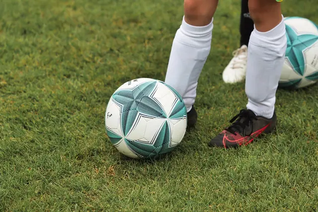 Fussball und Beine eines Fussballspielers