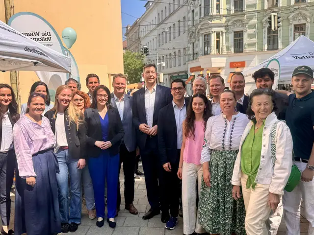 Staatssekretär Alexander Pröll, Landesparteiobmann Markus Figl sowie Bezirksvorsteherin-Stellvertreter Oliver Möllner (alle ÖVP) nutzten das Europafest für viele Gespräche mit den Bezirksbewohnerinnen und Bezirksbewohnern. | Foto: Volkspartei Währing