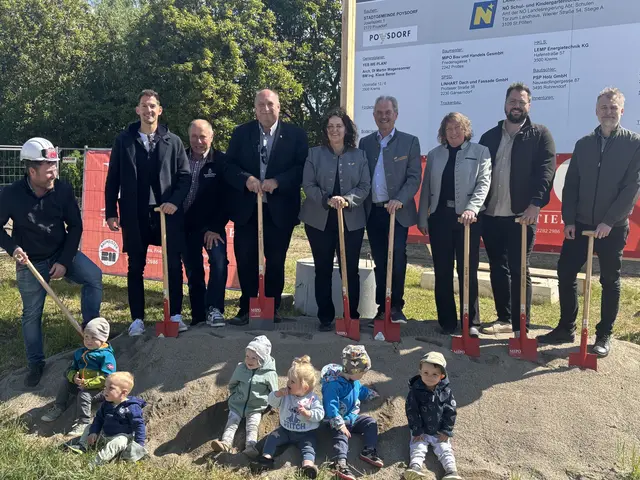 Auch die wichtigsten Ehrengäste waren beim Spatenstich mit dabei, die jüngsten Poysdorfer und baldigen Besucher des Kindergartens.  | Foto: Thiem/MeinBezirk