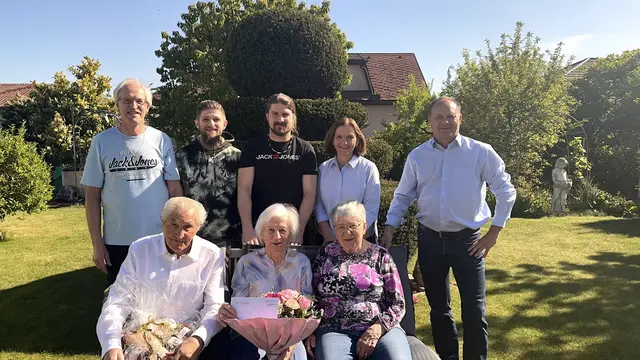 Sohn Wolfgang, die Enkel Felix und Philipp, Bürgermeister Thomas Ram, Stadträtin Eva Lotz (stehend) mit Franz und Rosa Gall sowie deren Schwester Theresia aus der Schweiz. | Foto: Stadtgemeinde Fischamend