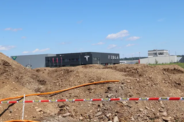Der neue Firmenstandort von Elektro Weiland entsteht in der Eduard-Ast-Straße auf der gegenüberliegenden Straßenseite von Tesla.  | Foto: Edith Ertl