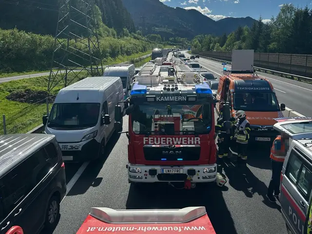 Für die Dauer der Rettungsarbeiten sowie der Bergung der verunfallten Fahrzeuge musste die A9 in Fahrtrichtung Süden für rund zwei Stunden komplett gesperrt werden.
