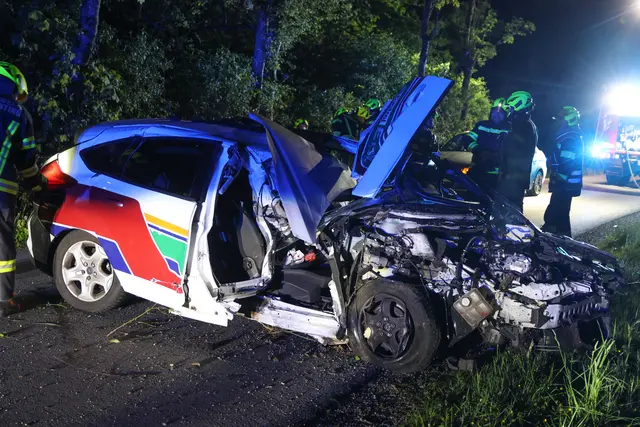 Ein Auto kam in Steinerkirchen an der Traun von der Fahrbahn ab und prallte gegen mehrere Bäume. | Foto: laumat.at