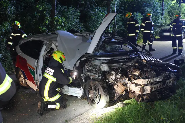 Ein Auto kam in Steinerkirchen an der Traun von der Fahrbahn ab und prallte gegen mehrere Bäume. | Foto: laumat.at
