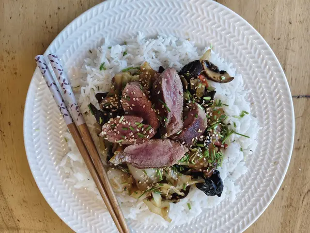 Asiatisch interpretiert mit gebratenem Gemüse auf Reis macht sich das "Falsche Fischl" vom Reh perfekt | Foto: MeinBezirk/Carmen Rienzner
