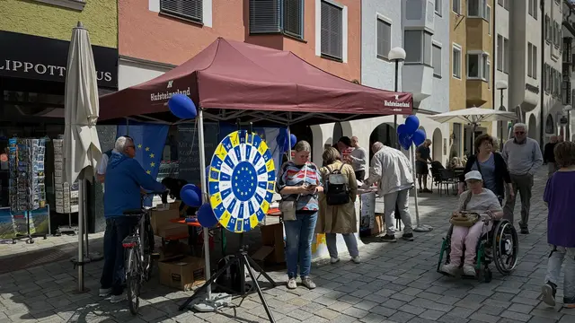 Infos rund um die EU gab es am Infostand der Europäischen Akademie Inntal.  | Foto: Engelbert Hopf