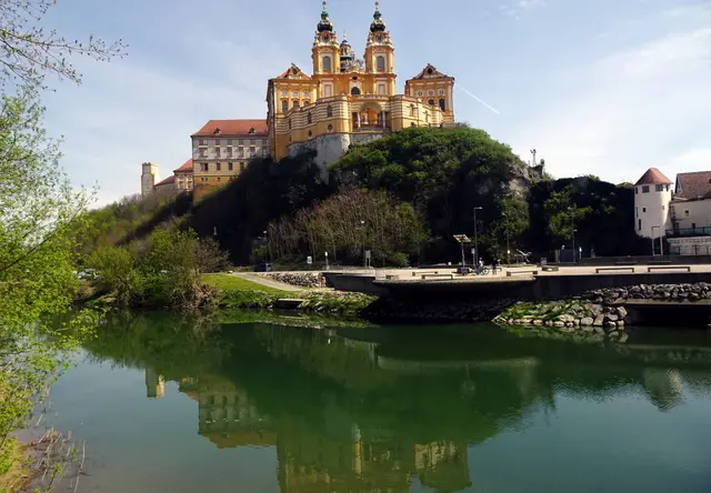 Das weltberühmte Stift Melk thront auf einem felsen hoch über der Donau.