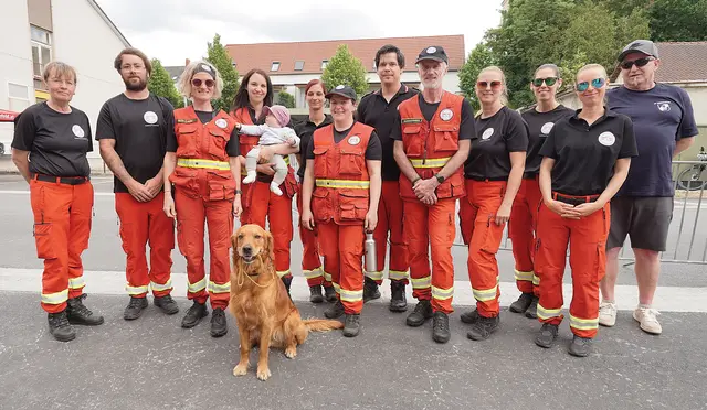 Auch die Rettungshundestaffel war zugegen. | Foto: Waltraud Wachmann