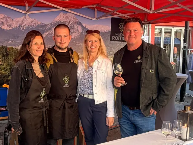 Robert Zangerl mit Team (Weingut Romasi am Hattinger Berg) mit Landtagsabgeordnete Vbgm  Iris Zangerl-Walser | Foto: MeinBezirk