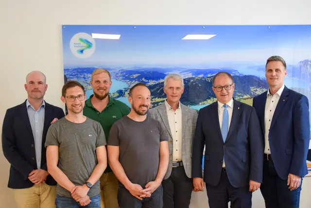 Richard Steinkogler, Leiter der Sicherheitsabteilung BH Vöcklabruck, Amtstierarzt Thomas Kirner, Amtstierarzt Bernhard Sonnberger, Amtstierarzt David Süss, Landesveterinärdirektor Thomas Hain, Tierschutz-Landesrat Martin Winkler und Bezirkshauptmann Johannes Beer (v.l.). | Foto: Land OÖ/Christoph Klebinder