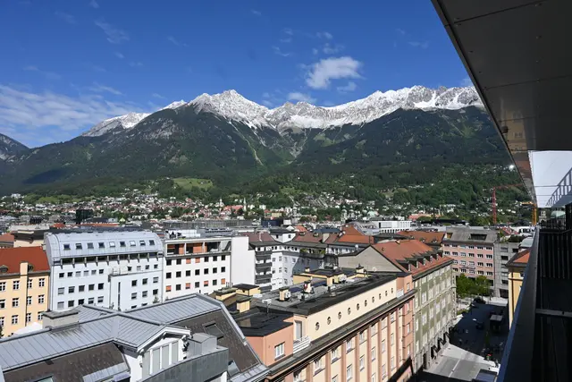 Der Ausblick aus einer Suite im neuen Radisson Red Hotel im Raiqa-Gebäude. | Foto: Königer