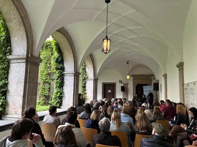 Eine Lesung im historischen Ambiente. Der Kreuzgang der Innsbrucker Hofkirche bot eine ganz eigene Atmosphäre für das diesjährige "Innsbruck liest" Buch. | Foto: Königer