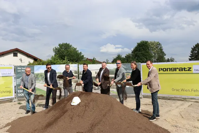 Spatenstich: Harald Kuchwalek (Stadtrat für Stadtentwicklung und Wirtschaft in Ebreichsdorf), Alexander Török (CEO T.T.), Bmstr. Ing Michael Cervenka (Bauamtsleiter Stadtgemeinde Ebreichsdorf), Hannes Schreiner (CEO Technopark Raaba), Bürgermeister Wolfgang Kocevar (Stadtgemeinde Ebreichsdorf), Oliver Werinos (CEO T.T.), Günther Lederhaas (CEO Granit) und Bmstr. DI Markus Pein, MSc (Markus Pein Baumanagement GmbH). | Foto: T.T. Immobilien Holding