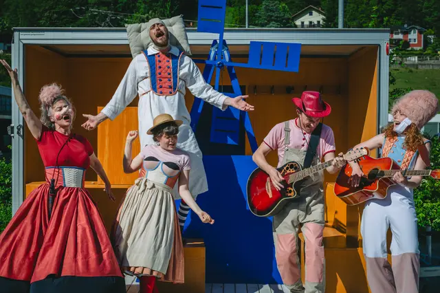 Das Kärntner Straßentheater Theaterwagen Porcia macht im Kardinal König Haus in Hietzing statt. | Foto: Volker Schmidt
