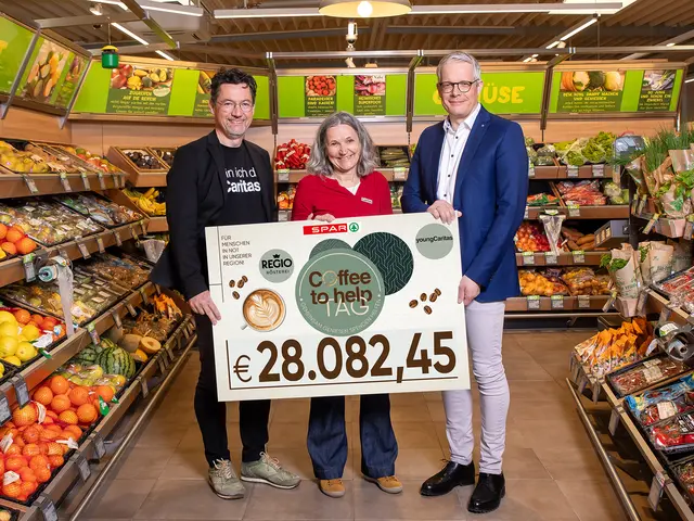 Freude über das großartige Spendenergebnis: Andreas Ender (re), Geschäftsführer für Spar Kärnten und Osttirol, Menschen in Krisen-Bereichsleiterin Ursula Luschnig und Caritasdirektor Ernst Sandriesser | Foto: SPARgleissfoto