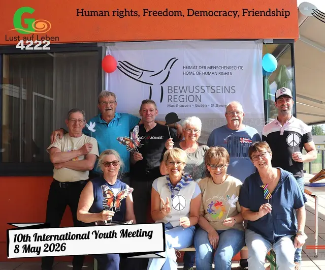 Die Jugendlichen konnten Fotobox-Bilder als Erinnerung anfertigen. Hier strahlt aber das tolle Organisationsteam um die Wette.  | Foto: Bewusststeinsregion