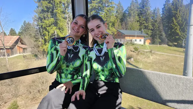 Foto: Sarah Berjak (li) und Melissa Ilesic (re) sind als Vize-Weltmeisterinnen zu Gast bei Andreas Seeburger in der Fernsehgondel am Muttersberg.
