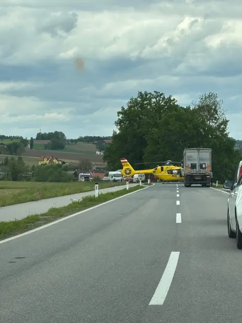 Zum Unfallort wurde auch der Rettungshubschrauber gerufen. | Foto: Raphael Mühlbacher/MeinBezirk