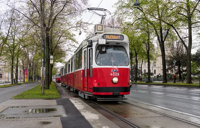 Eine Garnitur der Linie D kollidierte am Mittwochnachmittag mit einem Kleintransporter. (Symbolbild) | Foto: Manfred Helmer