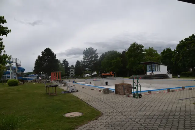 Das Großpetersdorfer Freibad Aquaqua wird in den kommenden Jahren in mehreren Etappen saniert und modernisiert. | Foto: MeinBezirk/Michael Strini